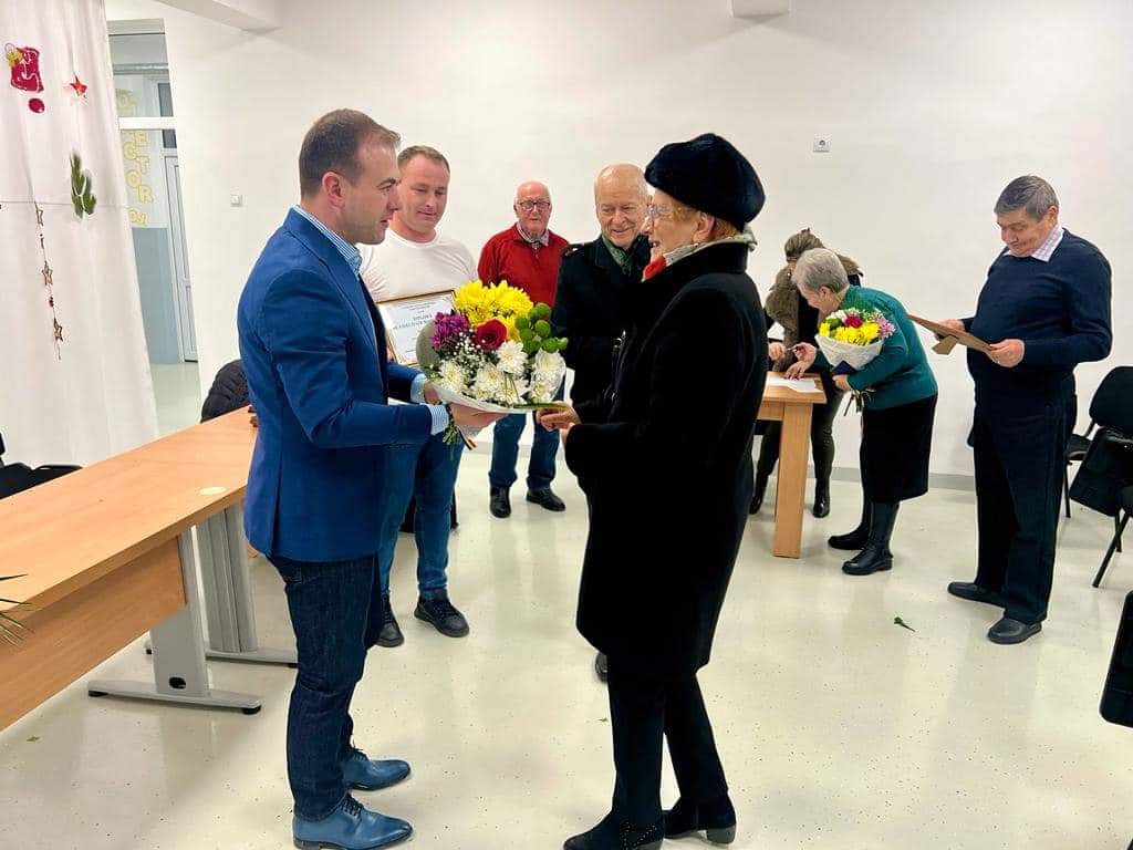 14 cupluri de aur au fost premiate de Primăria Răzvad  este un eveniment cu tradiție în preajma Crăciunului, inițiat de ani buni de către administrația locală condusă de primarul Emanuel Spătaru.