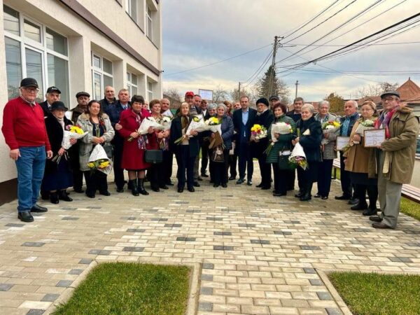 14 cupluri de aur au fost premiate de Primăria Răzvad 14 cupluri de aur au fost premiate de Primăria Răzvad este un eveniment cu tradiție în preajma Crăciunului, inițiat de ani buni de către administrația locală condusă de primarul Emanuel Spătaru.