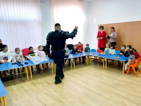 Jandarmii dâmbovițeni au fost alături de preșcolarii și cadrele didactice de la Grădinița “Văcărescu Natalia” din satul Dealu Frumos, comuna Pietroșița, în cadrul programului "Școala Altfel”. 