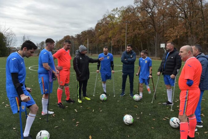 Antrenament de fotbal pentru persoanele cu dizabilități fizice, în cadrul proiectului „Nobody Offside”