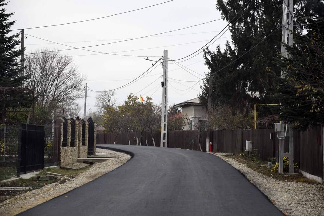 Ritmul lucrărilor ce vizează asfaltarea și modernizarea străzilor în zona NORD, orașul Răcari, este unul destul de rapid, acestea au început în luna iulie 2023.