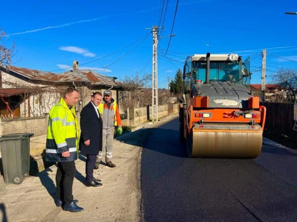 Lucrările de asfaltare și modernizare pe strada Furtunești din comuna Răzvad, sunt finalizate Administrația de la Răzvad, condusă de primarul Emanuel Spătaru a reușit să finalizeze asfaltare si modernizare străzii Furtunești.Edilul Emanuel Spătaru a făcut o vizită de lucru pe teren.