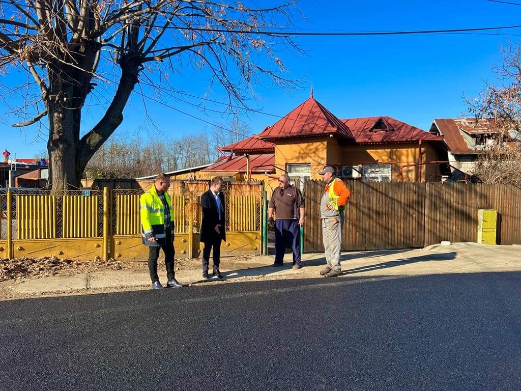 Administrația de la Răzvad, condusă de primarul Emanuel Spătaru a reușit să finalizeze asfaltare si modernizare străzii Furtunești.Edilul Emanuel Spătaru a făcut o vizită de lucru pe teren.