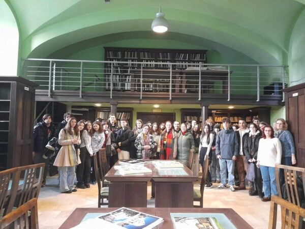 Elevi de la Liceul de Arte „Bălașa Doamna” din Târgoviște, în vizită la Biblioteca Universității de Arhitectură și Urbanism ”Ion Mincu” În cadrul săptămânii ”Școala Altfel”, elevi ai claselor a X-a și a XI-a, de la Liceul de Arte "Bălașa Doamna" din Târgoviște, profilul Arhitectură