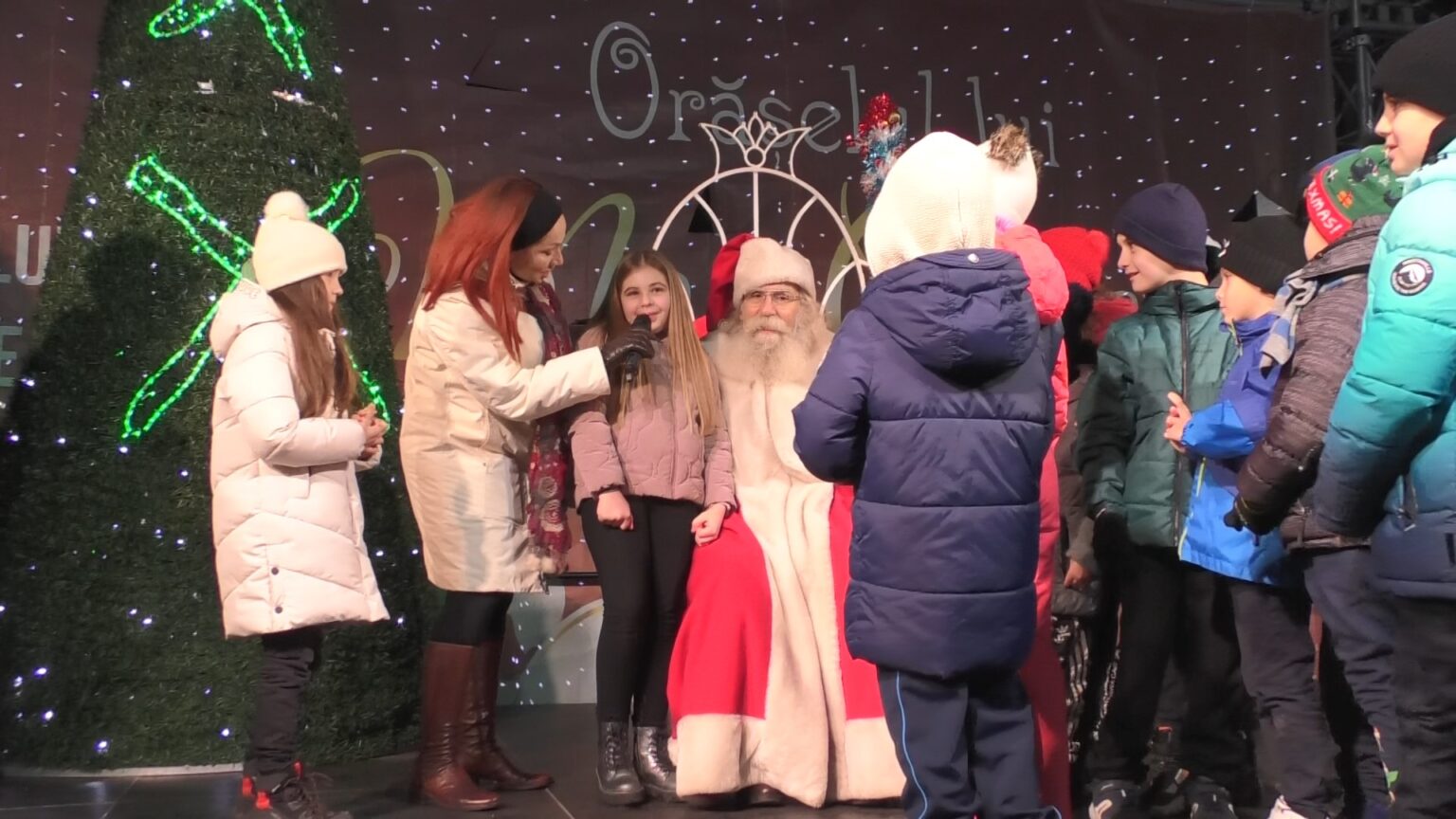 Seară magică la  Târgoviște: Moș Crăciun a sosit în oraș, chiar dacă zăpada a rămas o amintire, Moşul   a înlocuit sania cu daruri , cu mașina  şi uite aşa, a ajuns la copiii din  Târgoviște.  