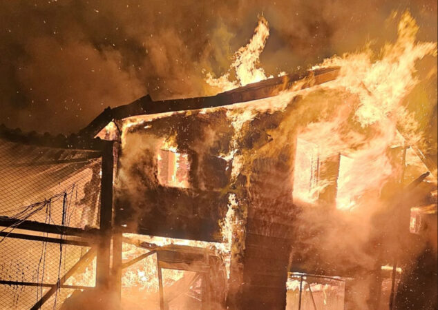 Doi bărbați și-au pierdut viața, după ce casa le-a fost cuprinsă de flăcări, în satul Racovița,  în noaptea de marți, în jurul orei 00:35.