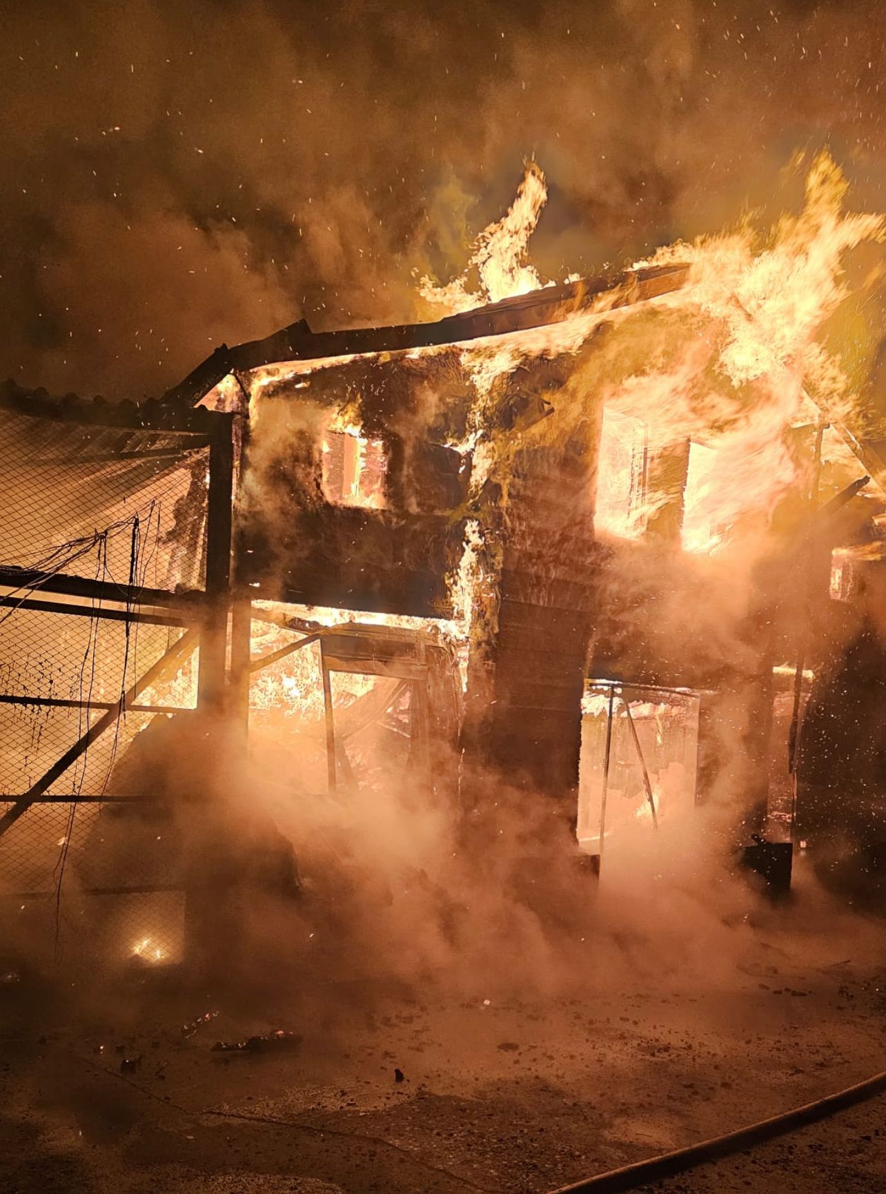 Doi bărbați și-au pierdut viața, după ce casa le-a fost cuprinsă de flăcări, în satul Racovița, în noaptea de marți, în jurul orei 00:35.