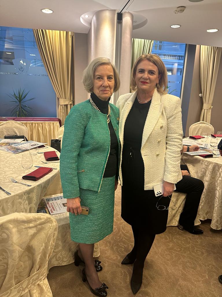 GALA " PREMIILOR ȘTIINȚIFICE ALE UNIUNII JURIȘTILOR DIN ROMÂNIA”, a abut loc zilele trecute, conf.univ.dr. Claudia Gilia și conf.univ.dr. av. Denisa Barbu au onorat invitația.
