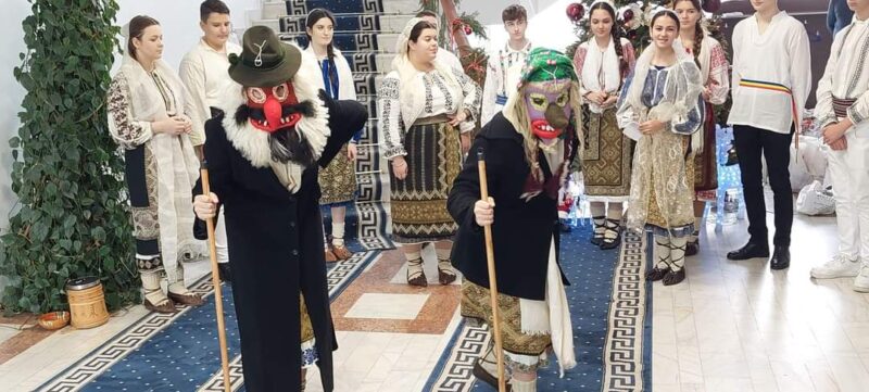 Cea mai importantă sărbătoare a iernii, Nașterea Domnului aduce cu ea, un obicei extraordinar de frumos și solemn: colindul. 