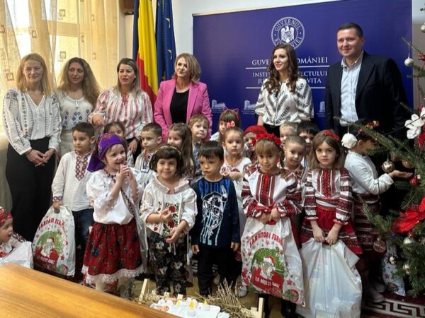 Prichindeii au colindat Judecătoria Târgoviște, Prefectura, CJ Dâmbovița și Primăria Târgoviște, încă  de la primele ore ale dimineții, " Buburuzele"