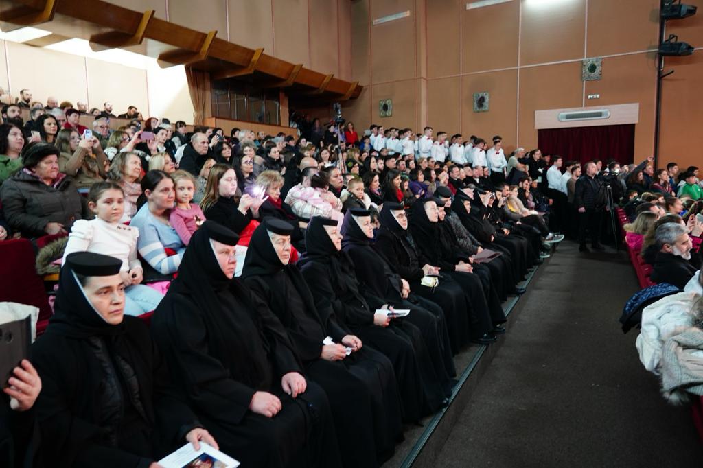 În prezența Înaltpreasfințitului Părinte Arhiepiscop şi Mitropolit Nifon, la Clubul Studenţilor din Târgovişte, s-a desfășurat joi, 13 decembrie 2023, Concertul Tradițional de Colinde al școlilor de teologie din Eparhie.