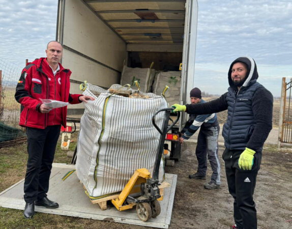 Crucea Roșie Română alături de  Ministerul Energiei și Asociația Energia Inteligentă implementează proiectul ”Case cu căldură”  prin care sute de familii din București, Ilfov, Dâmbovița și Giurgiu vor primi iarna aceasta lemne pentru foc. 