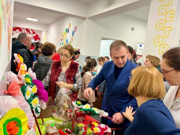 Târgul de Crăciun al Școlii  Răzvad, un eveniment plin de culoare și magie ce are în  spate mulți copii, multe cadre didactice și mulți părinți implicați în organizarea evenimentului.Crăciunul înseamnă dăruire și fapte bune.