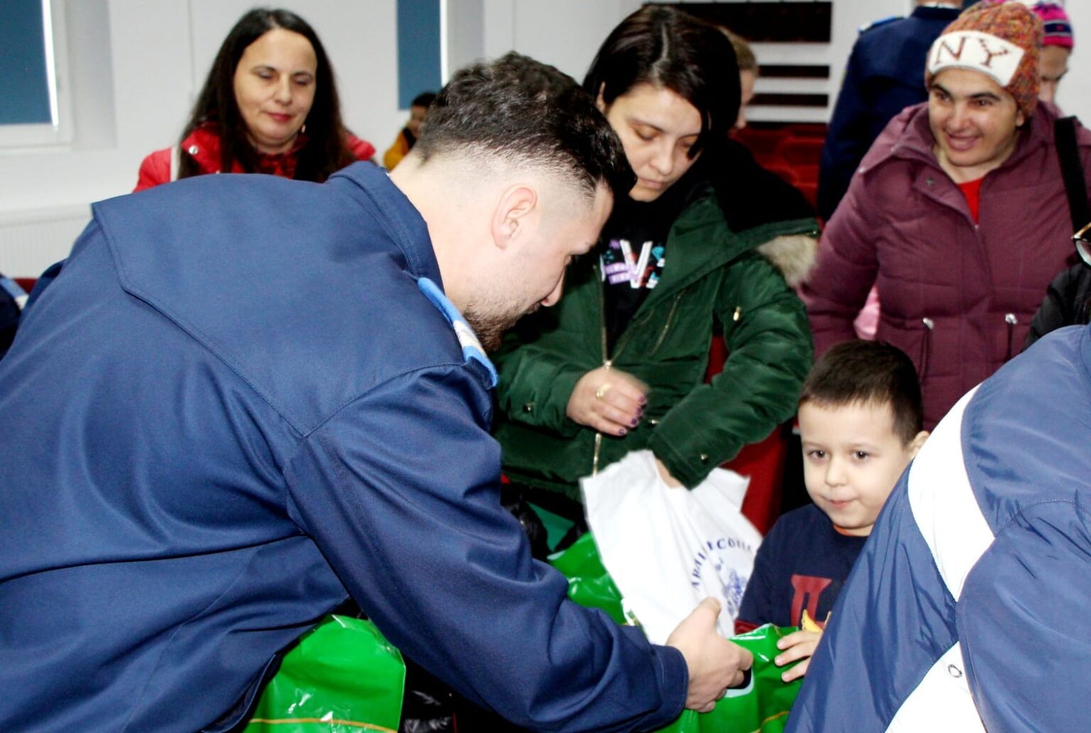 În spiritul sărbătorilor creștine  jandarmii dâmboviţeni au fost  mesagerii lui Moș Crăciun și au îndeplinit o misiune de suflet în rândul copiilor de la Centrul de Zi pentru Copii cu Autism și Sindrom Down “Sfânta Maria” din municipiul Târgovişte. 