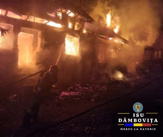 Un incendiu puternic a mistuit casa unei familii din satul Gorgota, comuna Răzvad.