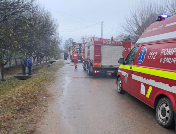 Alerta s-a dat la 112, pompierii au fost solicitați să intervină  în cazul unui incendiu la o anexă gospodărească situată în localitatea Razvad, pe strada Principală.