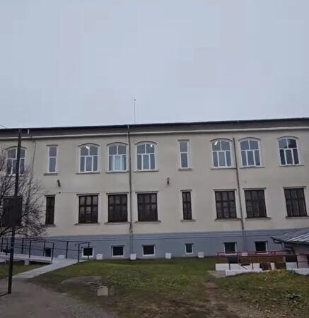 Investițiile continuă în educația târgovișteană: Colegiul Economic „Ion Ghica” va fi modernizat Și Colegiul Economic "Ion Ghica" va face obiectul unui important proiect de modernizare, consolidare și reabilitare energetică, valoarea finanțării accesate de către Primăria Târgoviște fiind de 30.550.000 lei, sursa fondurilor nerambursabile fiind constituită de către