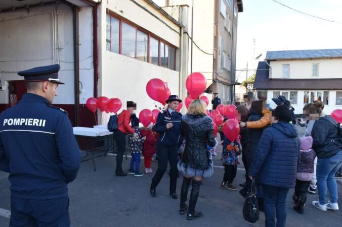 Început de  ”SĂPTĂMÂNĂ ALTFEL” la I.S.U. „BASARAB I” DÂMBOVIŢA, ieri,  18 decembrie 2023, preșcolari însoțiți de cadrele didactice care-i păstoresc din cadrul ”Grădiniței cu Program Prelungit Răzvad” și din cadrul  ”Școlii Matei Basarab” din Târgoviște i-au vizitat pe pompieri la sediul inspectoratului.