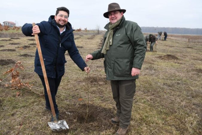 O nouă  acțiune de plantare a avut  loc în  Pădurea Parașutiștilor de la Răcari, evenimentul a fost pregătit de către administrația locală condusă de primarul Marius Caravețeanu.