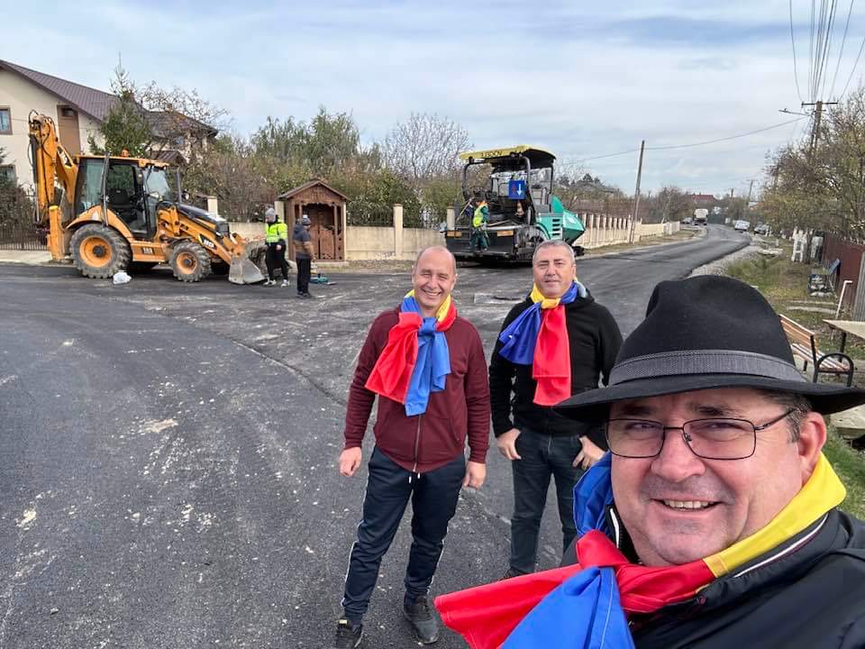 Ritmul lucrărilor ce vizează asfaltarea și modernizarea străzilor în zona NORD, orașul Răcari, este unul destul de rapid, acestea au început în luna iulie 2023.