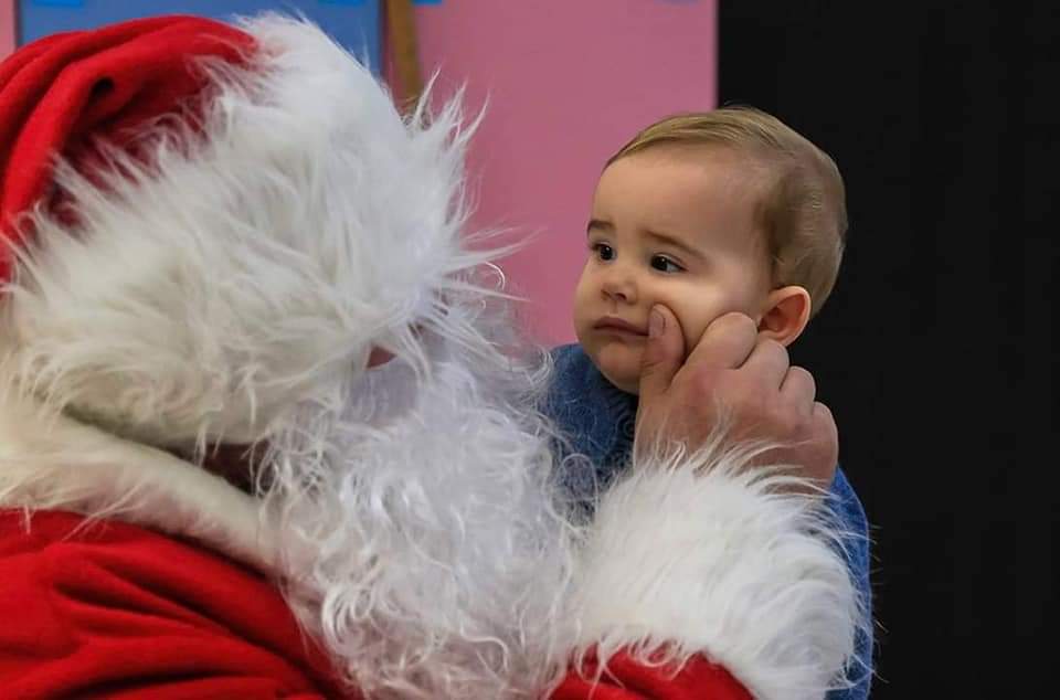 Și anul acesta Moş Crăciun a sisit la Răcari, va sta timp de două zile.
Edilul Marius Carveţeanu a vorbit din timp cu bătrânul cu barbă albă şi l-a convins să treacă şi anul acesta prin oraşul lor.