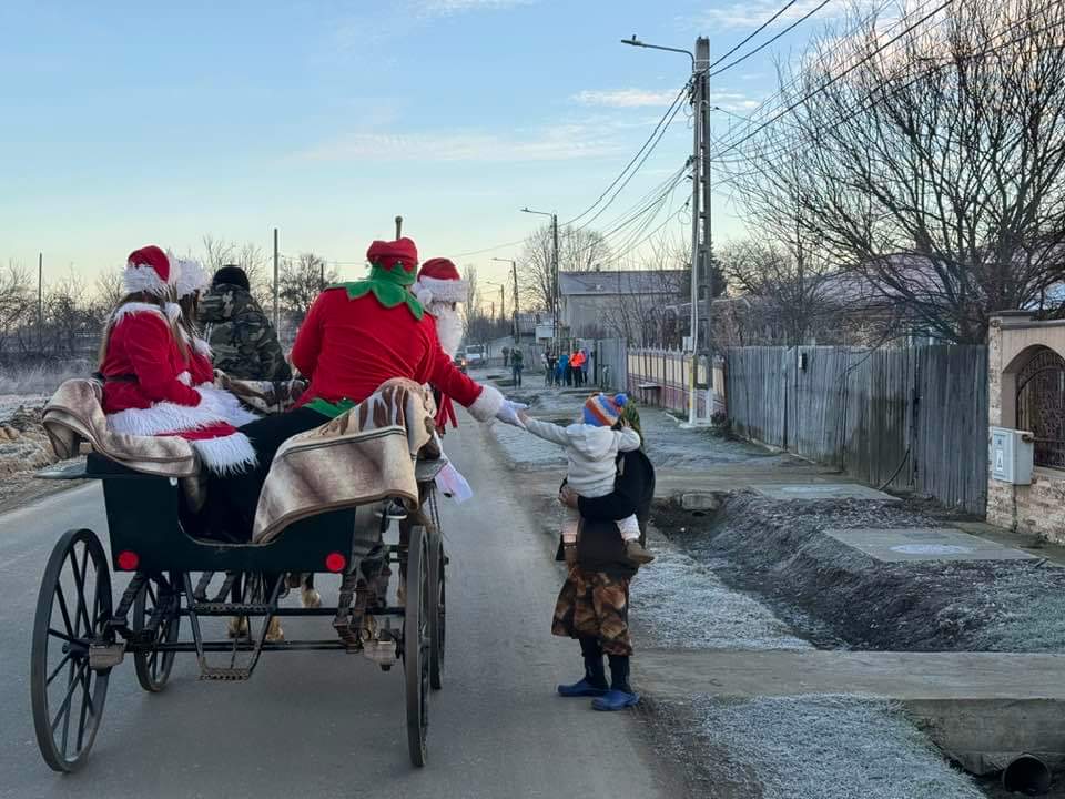 Și anul acesta Moş Crăciun a sisit la Răcari, va sta timp de două zile.
Edilul Marius Carveţeanu a vorbit din timp cu bătrânul cu barbă albă şi l-a convins să treacă şi anul acesta prin oraşul lor.