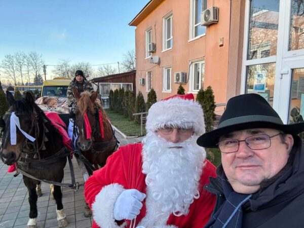 Și anul acesta  Moş Crăciun a sisit la Răcari, va sta timp de două  zile. Edilul Marius Carveţeanu a vorbit din  timp cu bătrânul cu barbă albă şi l-a convins să treacă şi  anul acesta prin oraşul lor.