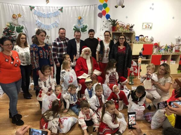 Răzvad: Bucuria întâlnirii cu Moş Crăciun Spiritul Crăciunului, bucuria întâlnirii cu Moşul și decorul feeric al sărbătorilor de iarnă, ce au dominat sălile care au găzduit întâlnirea, a creat o atmosferă de poveste.