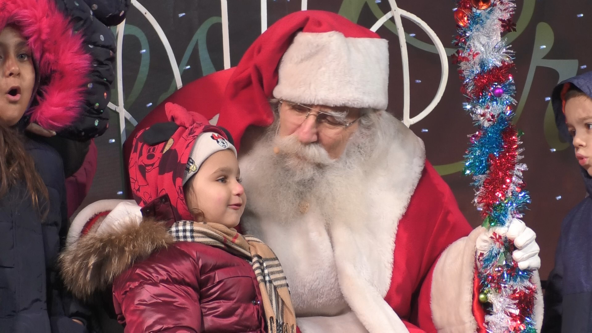 Ho, ho, ho! La Târgoviște, Moș Crăciun le oferă daruri tuturor copiii care ajung în  Orășelul din Piața Tricolorului.