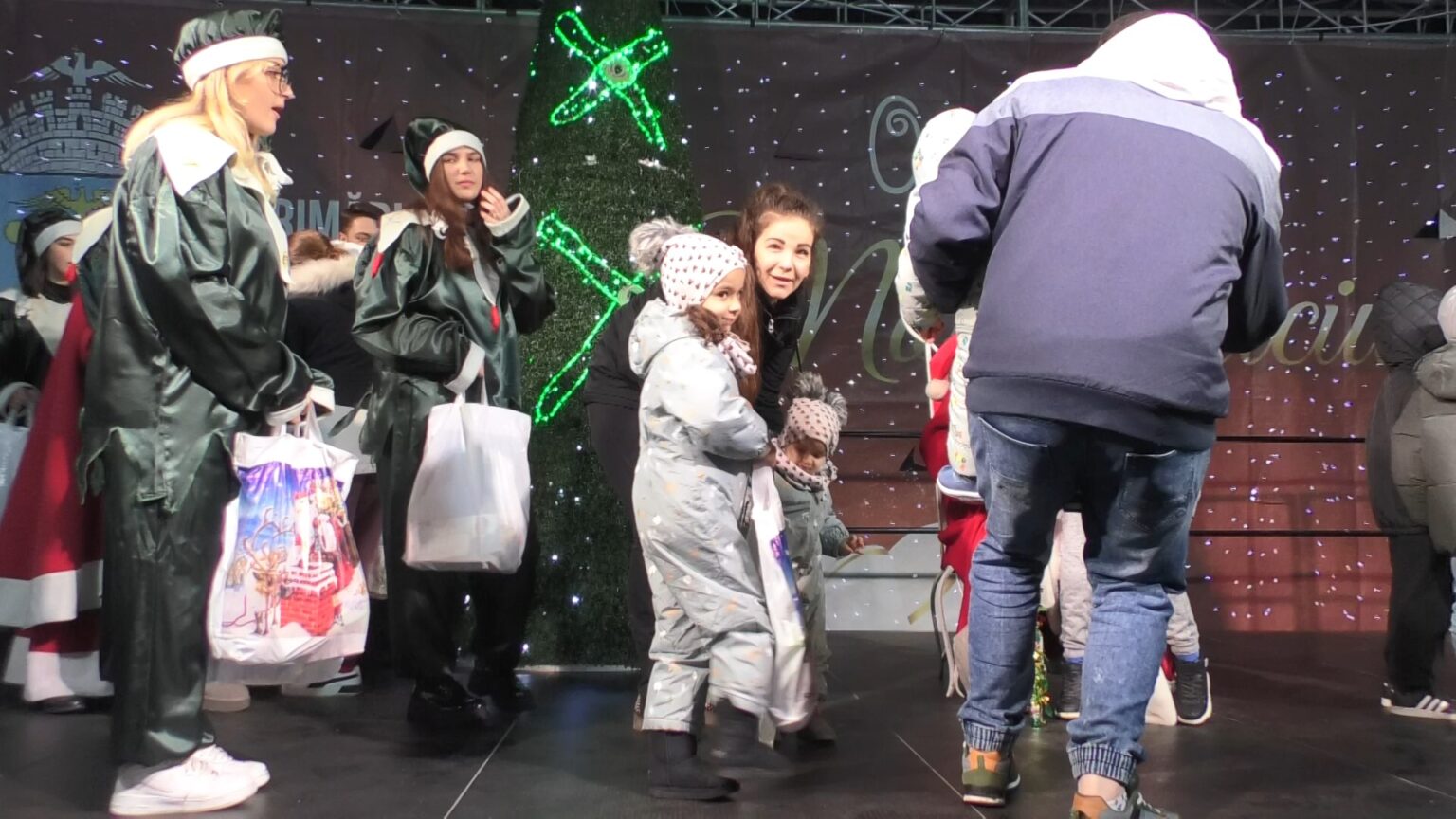 Moș Crăciun a sosit în  Târgoviște, vineri  seară, chiar dacă zăpada a rămas o amintire.