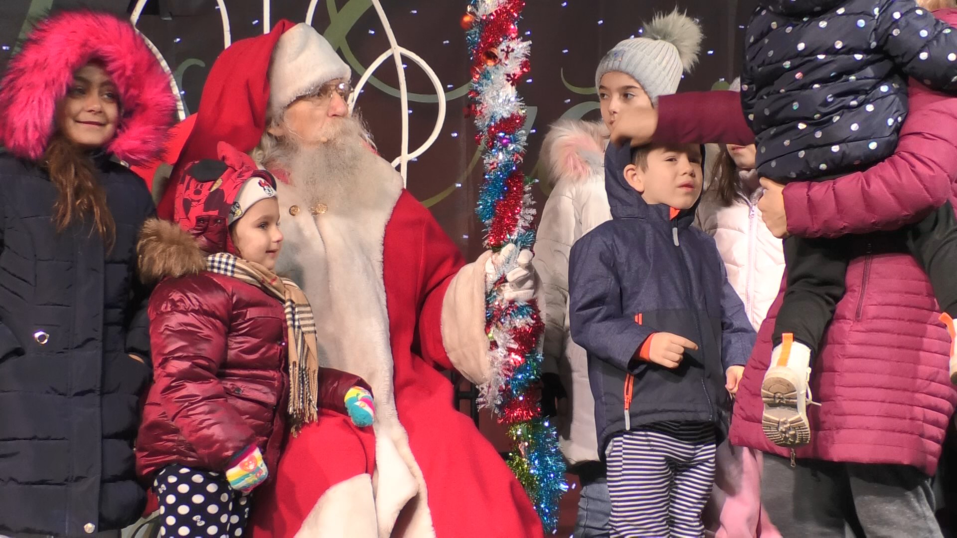 Moș Crăciun a sosit în  Târgoviște, vineri  seară, chiar dacă zăpada a rămas o amintire.