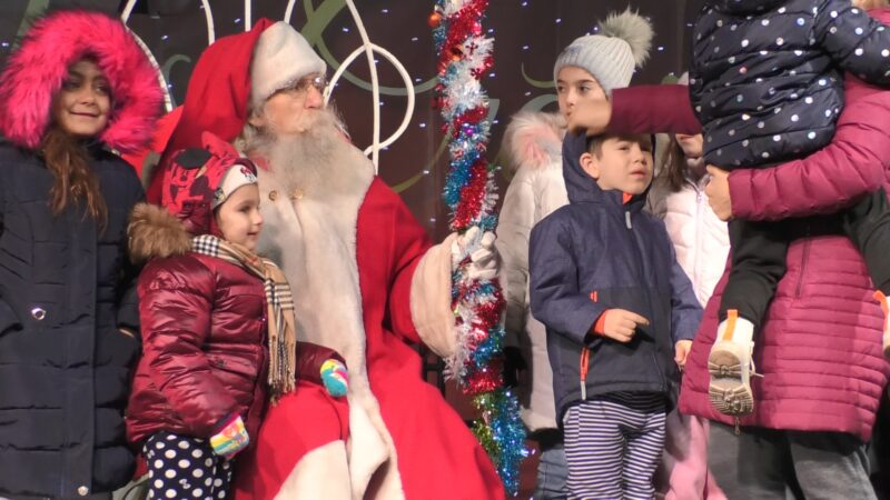 Ho, ho, ho! La Târgoviște, Moș Crăciun le oferă daruri tuturor copiii care ajung în  Orășelul din Piața Tricolorului.