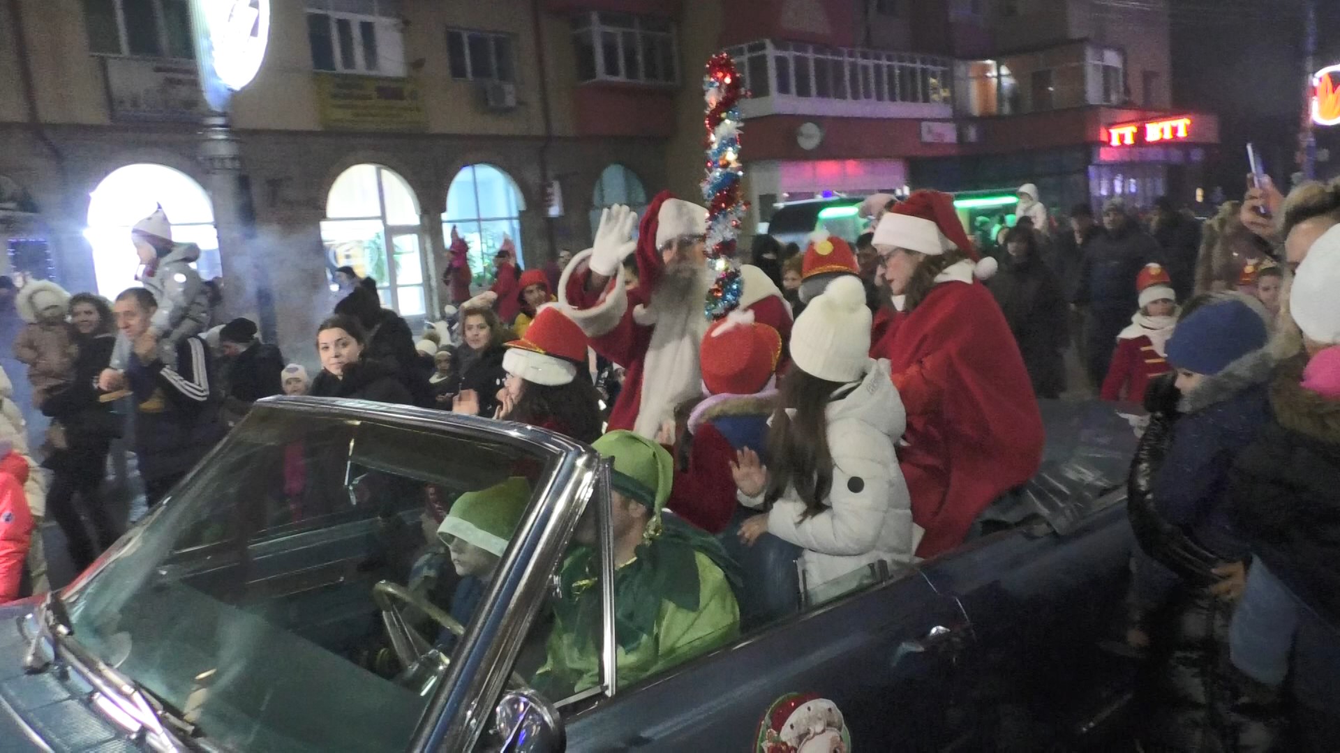 Seară magică la Târgoviște: Moș Crăciun a sosit în oraș, chiar dacă zăpada a rămas o amintire, Moşul a înlocuit sania cu daruri , cu mașina şi uite aşa, a ajuns la copiii din Târgoviște.