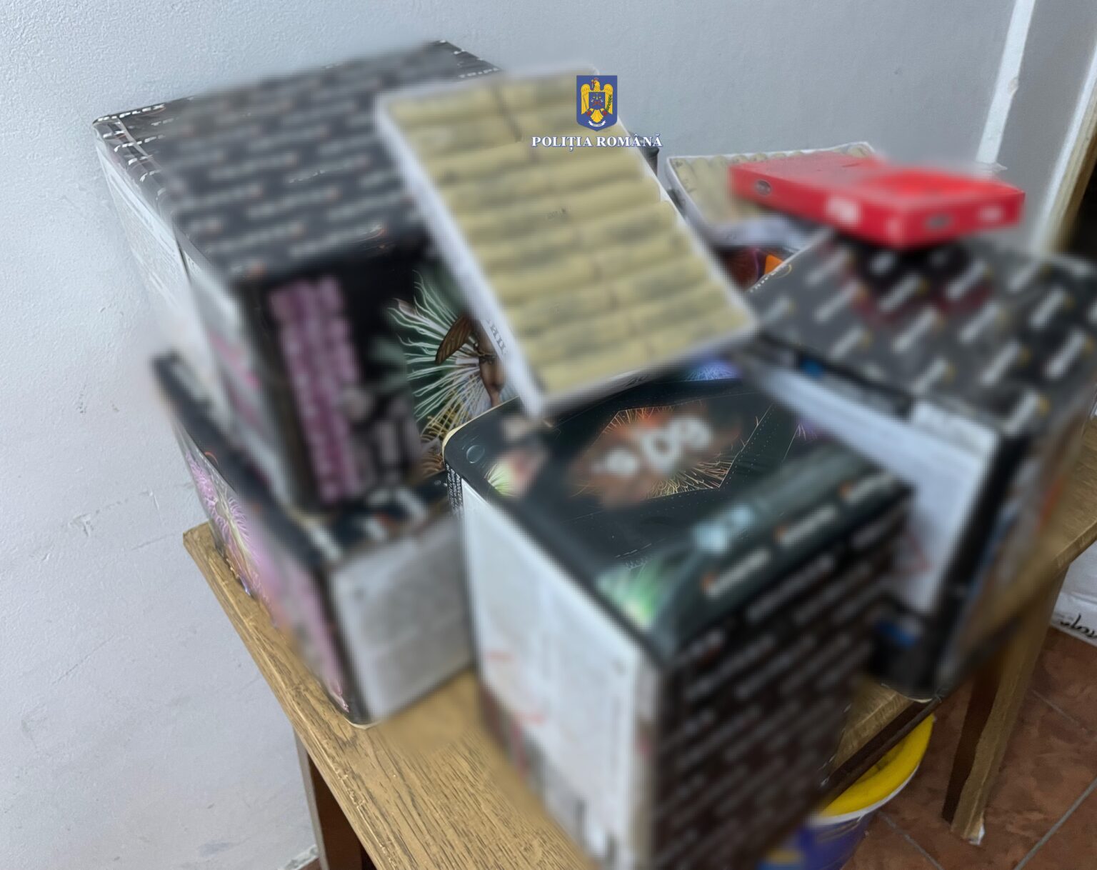 Polițiștii din cadrul Secției nr. 12 Poliție Rurală Tărtășești au descoperit la o societate comercială din localitatea Brezoaele mai multe articole pirotehnice care ar fi fost oferite spre comercializare.