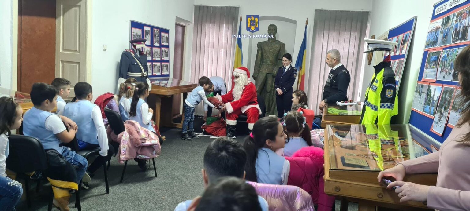 În apropierea sărbătorilor, polițiștii de la prevenire au adus zambete și bucurie pe fața a 21 de copii Polițiștii din cadrul Compartimentului de Analiză și Prevenore a Criminalității au avut bucuria de a oferi cadouri pentru 21 de copiii, în cadrul unei activități interactive desfășurate la Muzeul Poliției Române Dâmbovița.