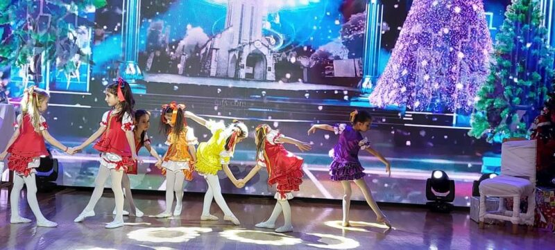 „Povestea lui Moș Crăciun”, un  spectacol susținut  de către elevii Școlii Populare de Arte „Octav Enigărescu”, la Liceul de Arte „Bălașa Doamna”.