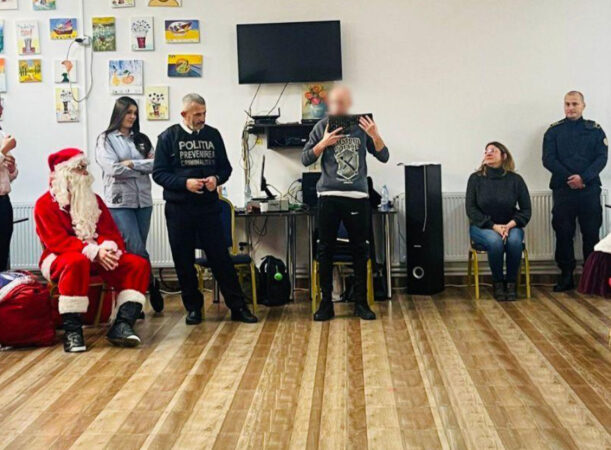 În apropierea sărbătorilor, polițiștii din cadrul  Compartimentului de Analiză și Prevenire a Criminalității au organizat o activitate diferită pentru beneficiarii Clubului Pensionarilor din Târgoviște. 