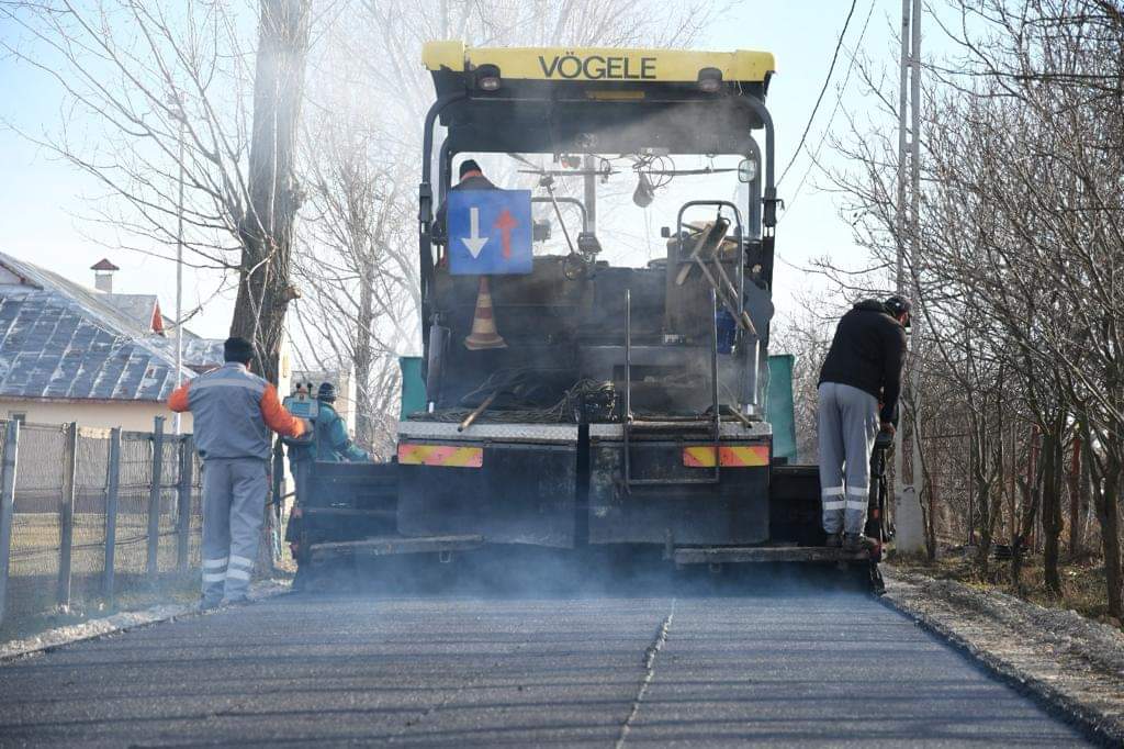 Vremea bună a dat posibilitatea constructorilor  să lucreze în ritm susținut la asfaltarea străzilor  din Răcari. S-a turnat asfalt pe strada Porumbeilor din Ghimpați.