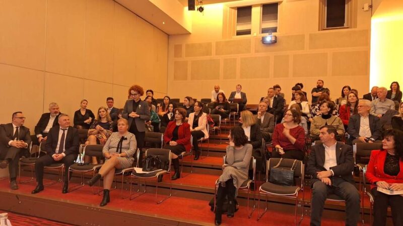 ReConect - platforma informatică  care  înglobează un mecanism integrat de anticipare, monitorizare și evaluare a educației și pieței muncii a fost lansată ieri, în prezența ministrului Muncii și Solidarității Sociale, Simona Bucura Oprescu și a preşedintelui ANOFM, Florin Cotoșman.