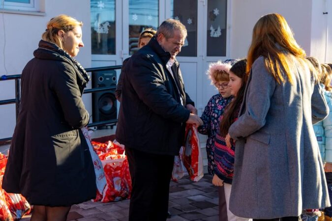 Primarul comunei Văcărești, Romică Stoica a fost ajutorul de nadejde al lui Moș  Crăciun , tradiția se păstrează și toți preșcolarii și școlarii din comună au primit daruri.