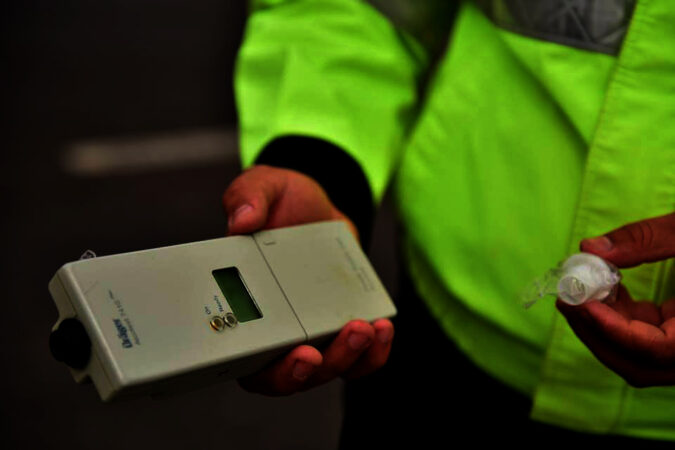 La un pas de o tragedie: Un tânăr sub aburii alcoolului și cu permisul anulat, a plecat la plimbare cu mașina, acesta a fost oprit la timp de polițiștii dâmbovițeni.