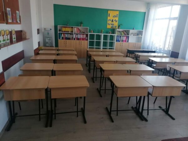 Vacanța de Crăciun a însemnat, pentru o parte a personalului  care nu a avut concediu, un efort intens, pentru a duce la bun sfârșit prima parte a proiectului de înfrumusețare a aspectului școlii noastre. 