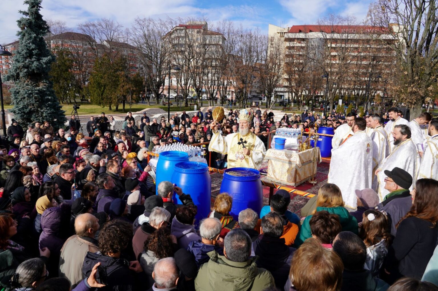 SĂRBĂTOAREA BOTEZULUI DOMNULUI LA CATEDRALA MITROPOLITANĂ DIN TÂRGOVIȘTE Înaltpreasfințitul Părinte Arhiepiscop și Mitropolit Nifon, însoțit de un sobor de preoți și diaconi, din care a făcut parte și Părintele Vicar Eparhia