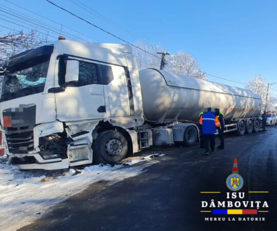 Din primele verificări, se pare că cisterna  a părăsit calea de rulare , după ce a derapat pe o porțiune de asfalt cu zăpadă  bătătorită.