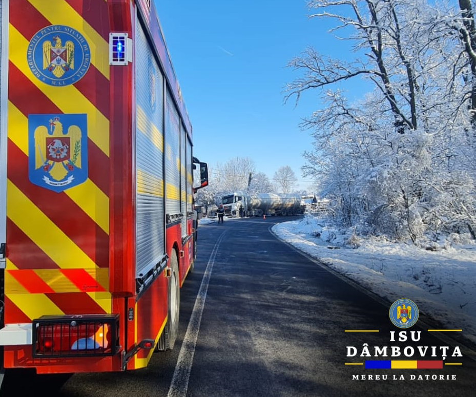 Din primele verificări, se pare că cisterna  a părăsit calea de rulare , după ce a derapat pe o porțiune de asfalt cu zăpadă  bătătorită.