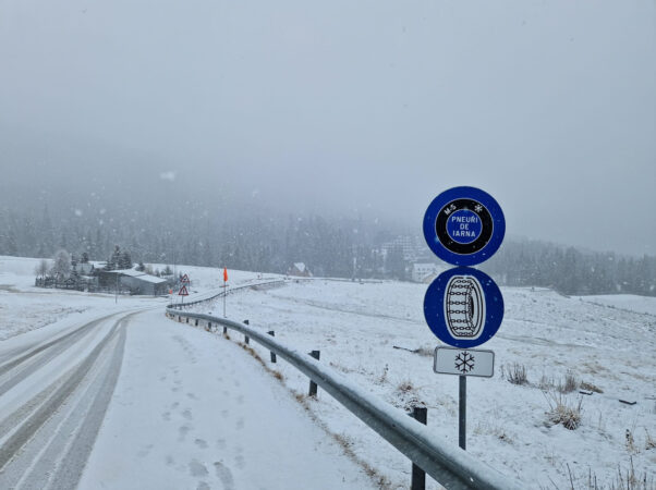 Înainte de a pleca la drum, informați-vă cu privire la condițiile meteo din zona unde doriți sa călătoriți și echipați-vă corespunzător autoturismul!