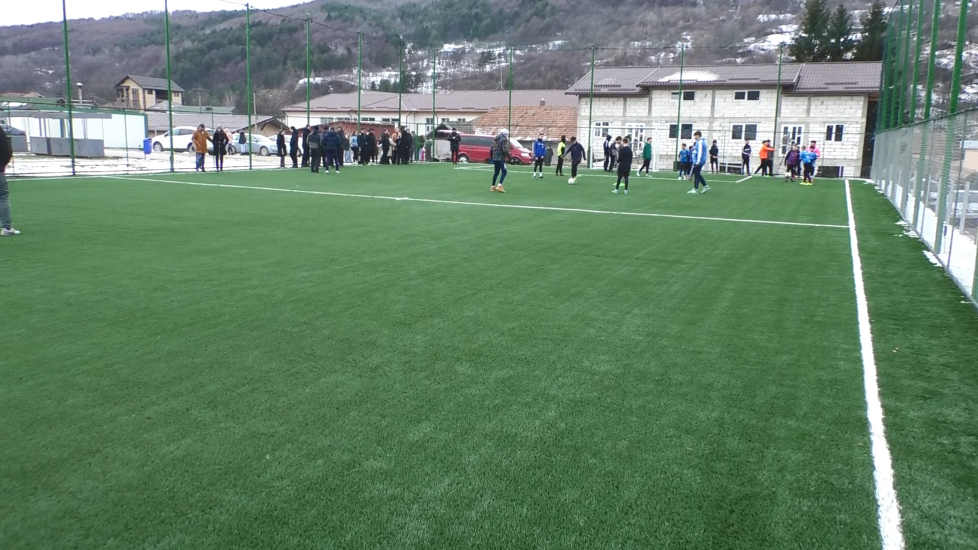 Ieri, în comuna Moroeni, a fost dat în folosință noul teren de sport multifuncțional, investiție  realizată de Primăria Moroeni 