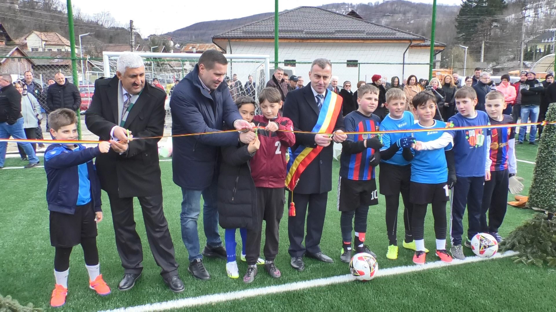 Ieri, în comuna Moroeni, a fost dat în folosință noul teren de sport multifuncțional, investiție  realizată de Primăria Moroeni 