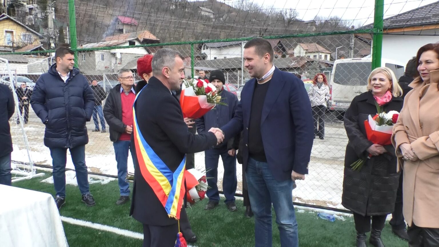 Ieri, în comuna Moroeni, a fost dat în folosință noul teren de sport multifuncțional, investiție  realizată de Primăria Moroeni 