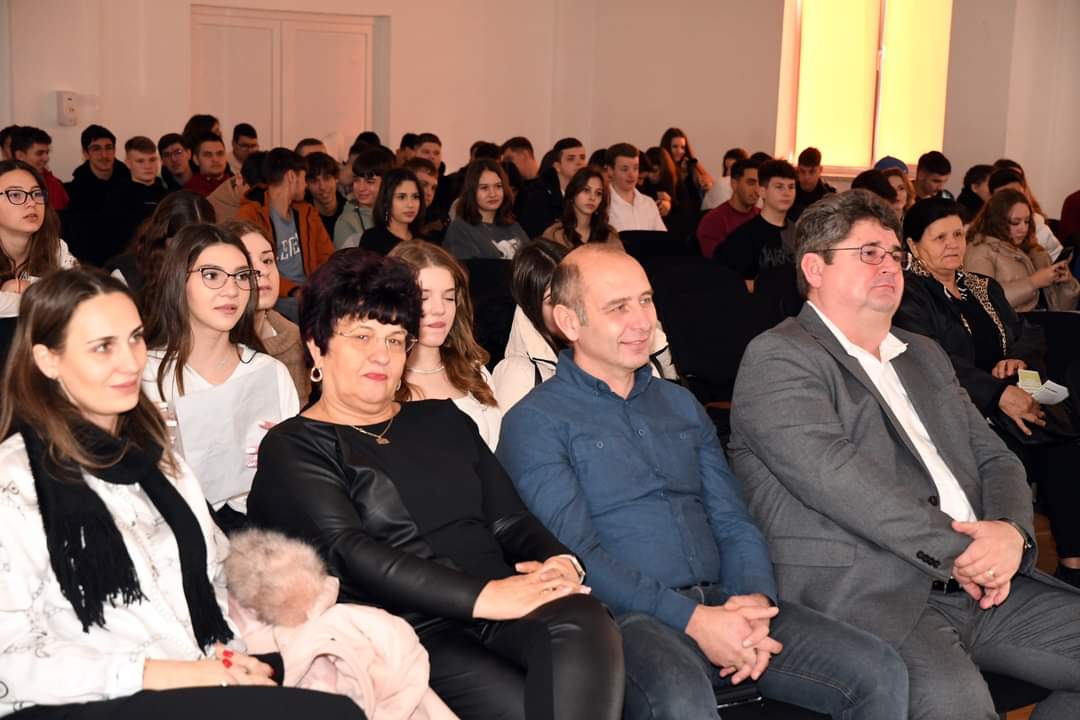 În sala de festivități a Liceului Teoretic „Ion Ghica” din Răcari, momente remarcabile au avut loc cu prilejul Zilei Culturii. 